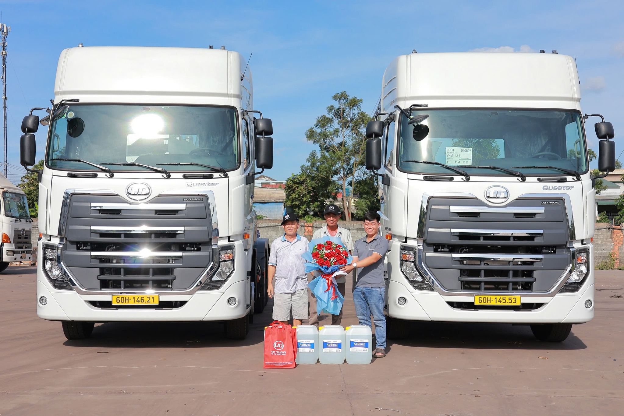 CHÚC MỪNG KHÁCH HÀNG ĐẦU TIÊN NHẬN 02 SIÊU PHẨM ĐẦU KÉO UD TRUCKS 6x4 GWE 410HP NÓC CAO 2 GIƯỜNG